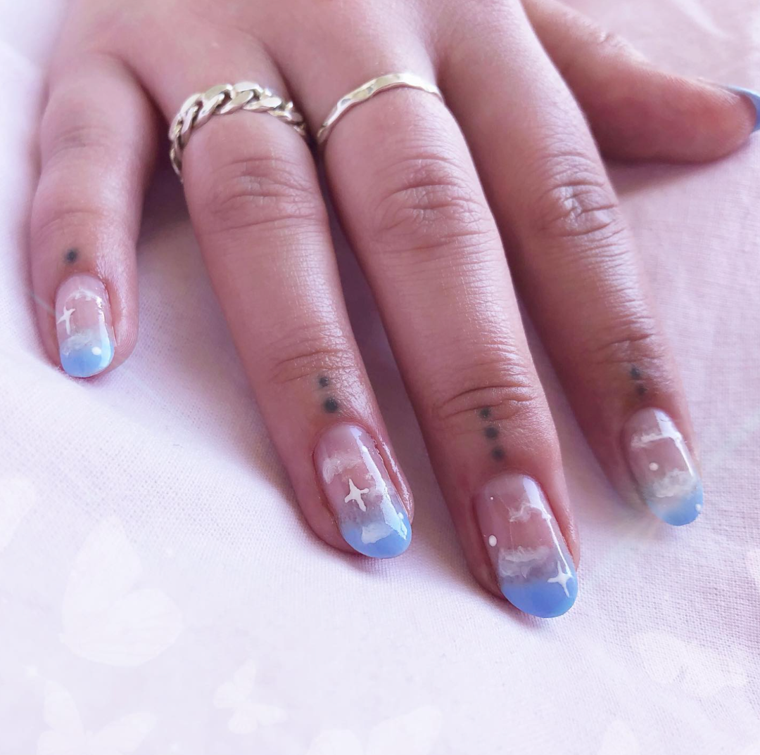 Nailart med baby blå og hvide skyer og stjerner