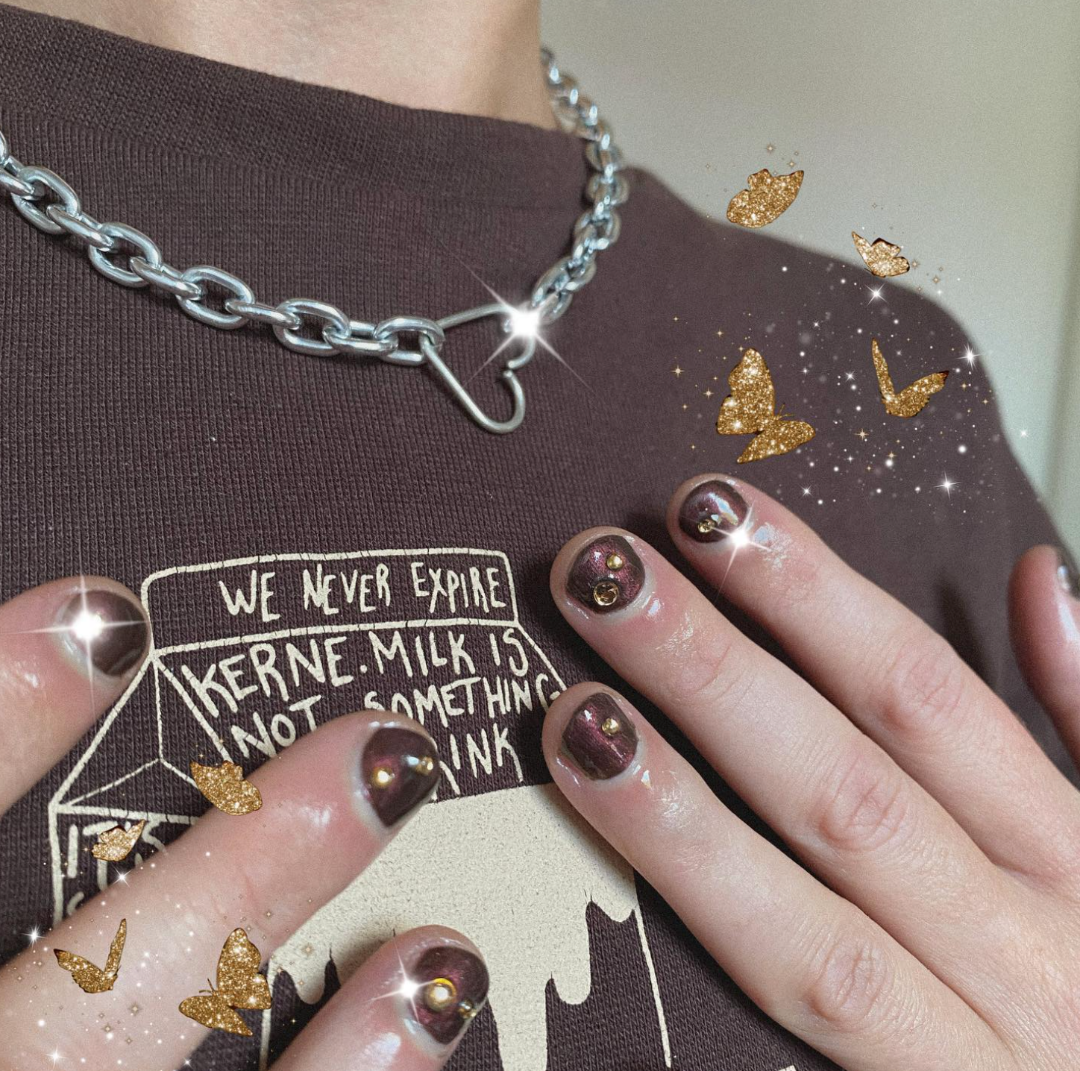 Nailart med brune gem stones på brun metallic shellac