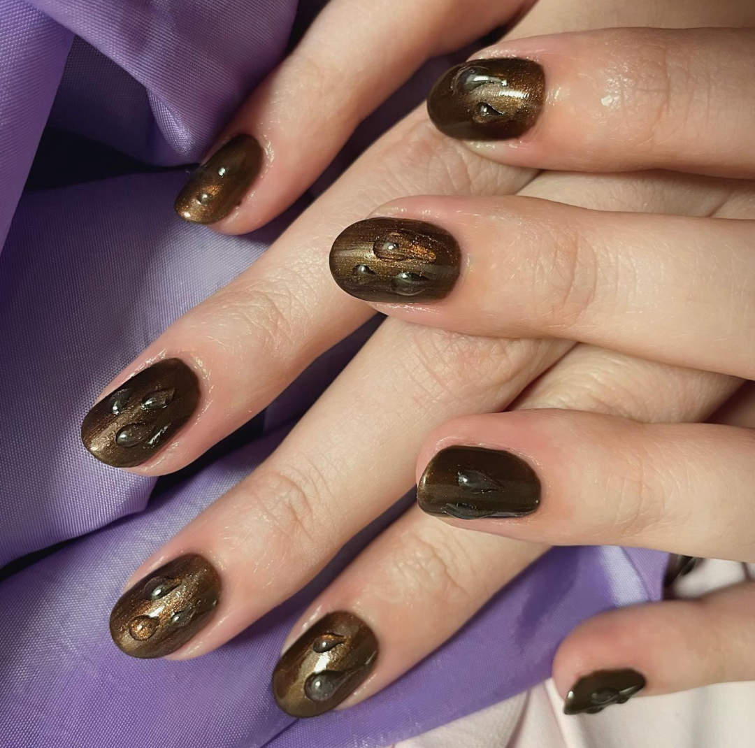 Nailart med metallic brun shellac og gennemsigtige gel dråber