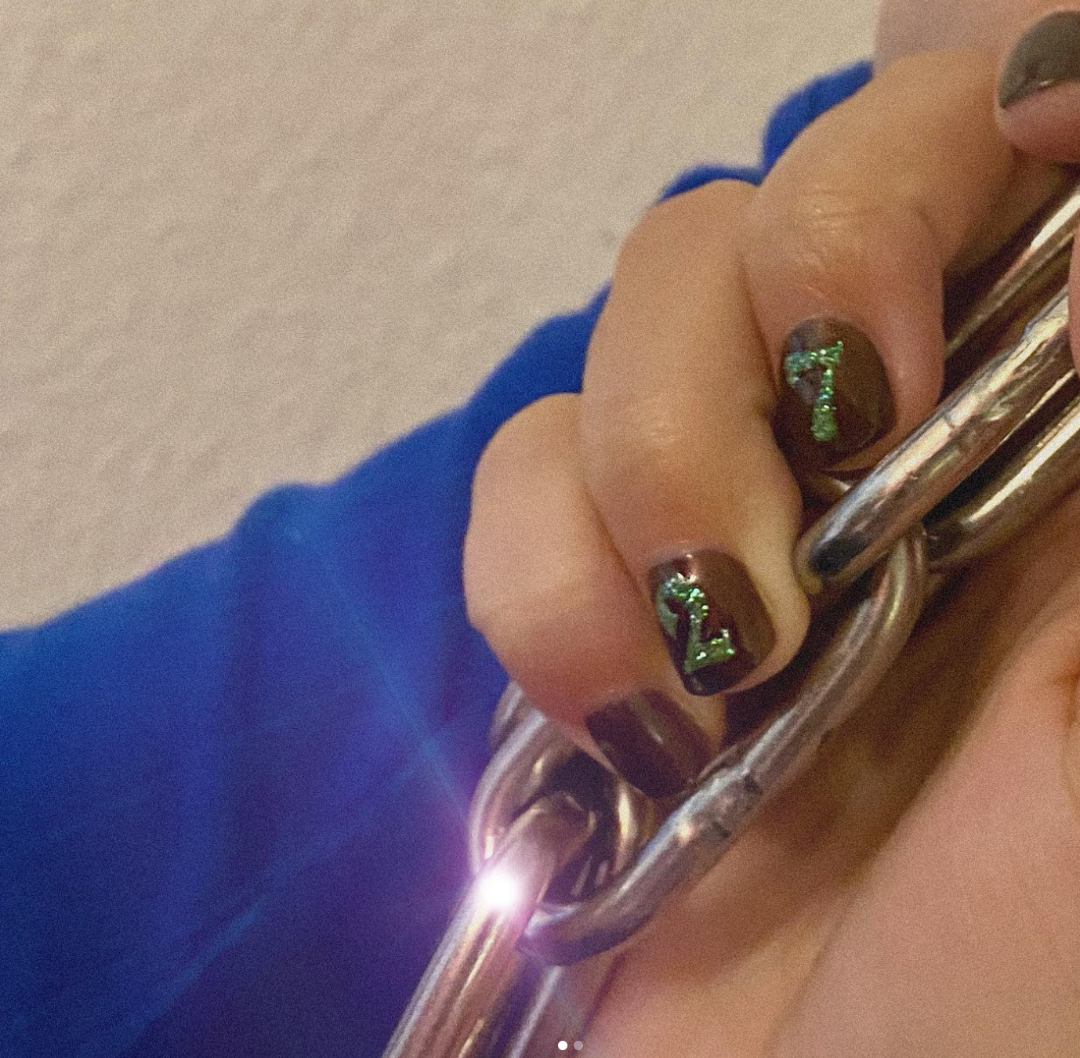 Nailart med grønne glitter tal