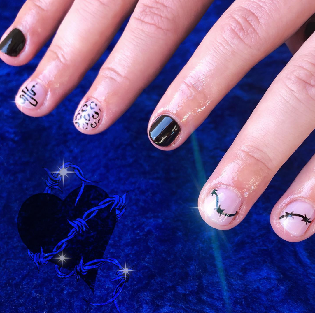 Nailart i sort og transparent med pigtråd, leopardprint og en slange