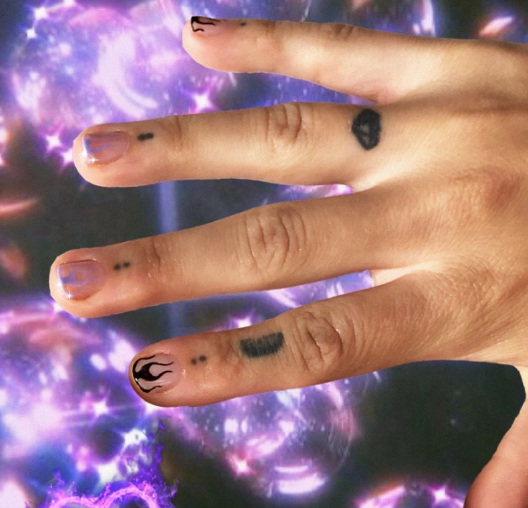 Nailart med sorte og lilla flammer