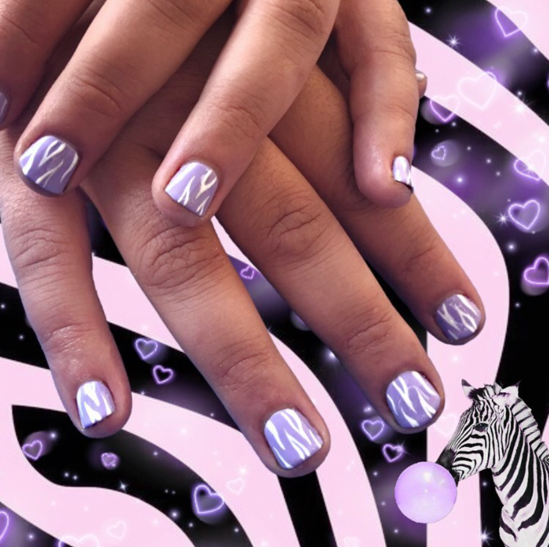 Nailart med hvide og lavendel farvede zebrastriber