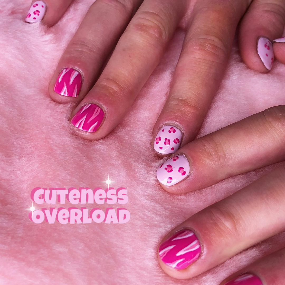 Nailart med lyserød dyreprint
