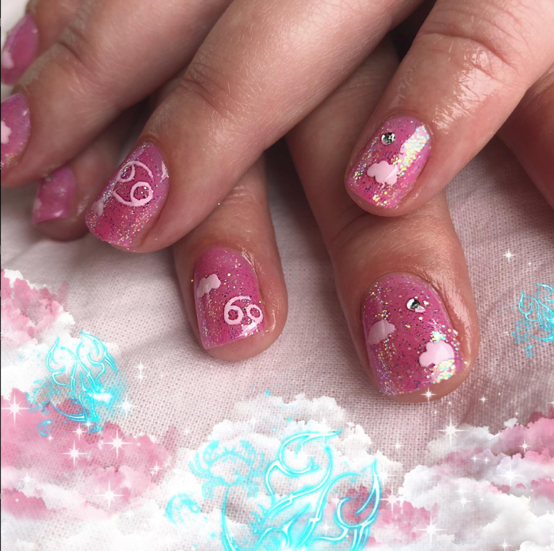 Nailart med pink glitter og påmalede stjernetegn