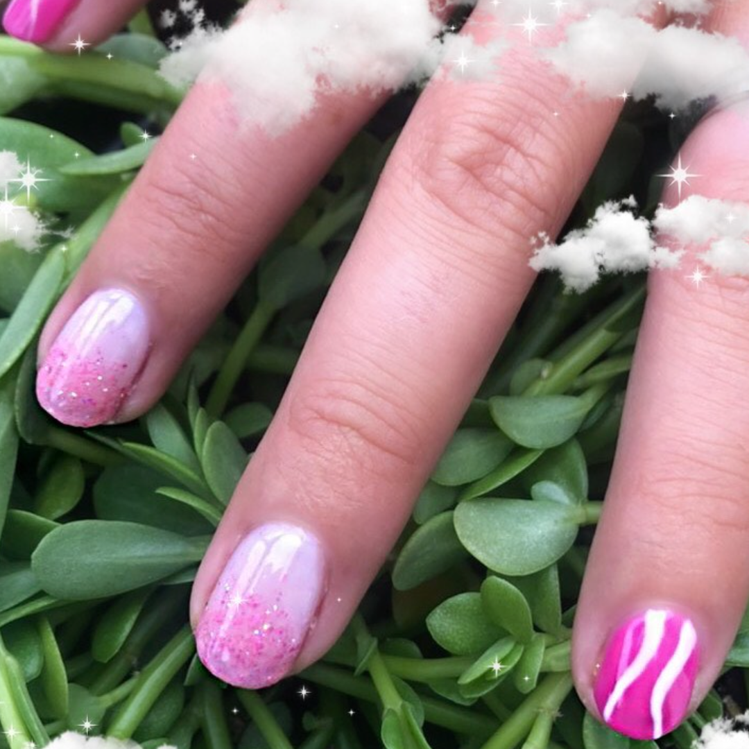 Nailart med lyserød hombre glitter og hotpink med bølgede striber
