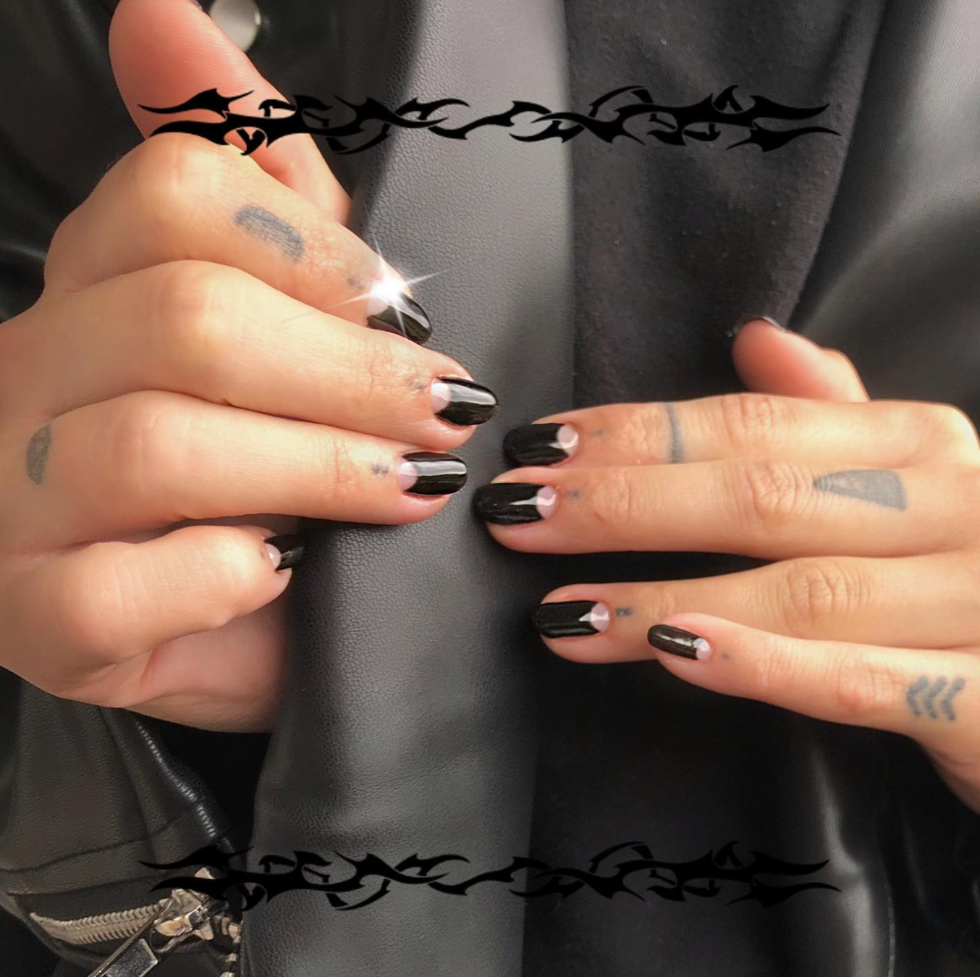 Nailart med sort bue