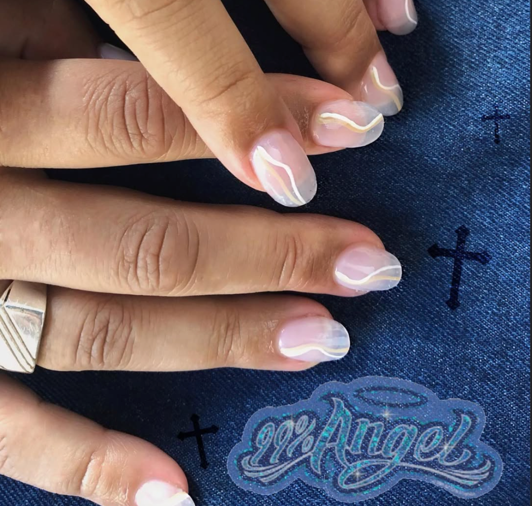 Nailart med swirls i hvid og beige