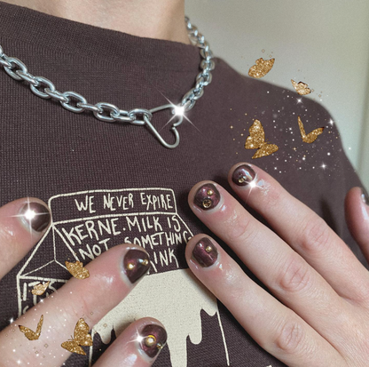 Nailart med brune gem stones på brun metallic shellac